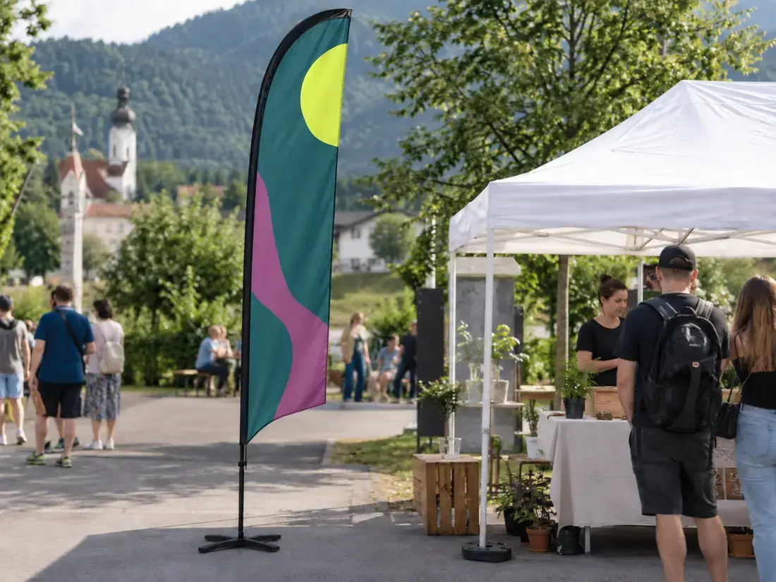 Illusztrált strandzászló rendezvényen, egy stand mellett